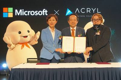 365mc네트웍스 김남철 대표이사(가운데)와 한국마이크로소프트 이지은 대표이사(왼쪽), 아크릴박외진 대표이사가 지난 15일 그랜드 하얏트 서울 호텔 그랜드볼륨에서 비만치료 특화 스마트병원 구축을 위한업무협약을 체결했다. 사진제공|365mc.