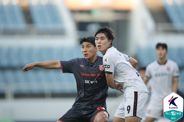 제주 주민규(검정색 유니폼)와 서울 김신진(9번) / 사진=한국프로축구연맹 제공