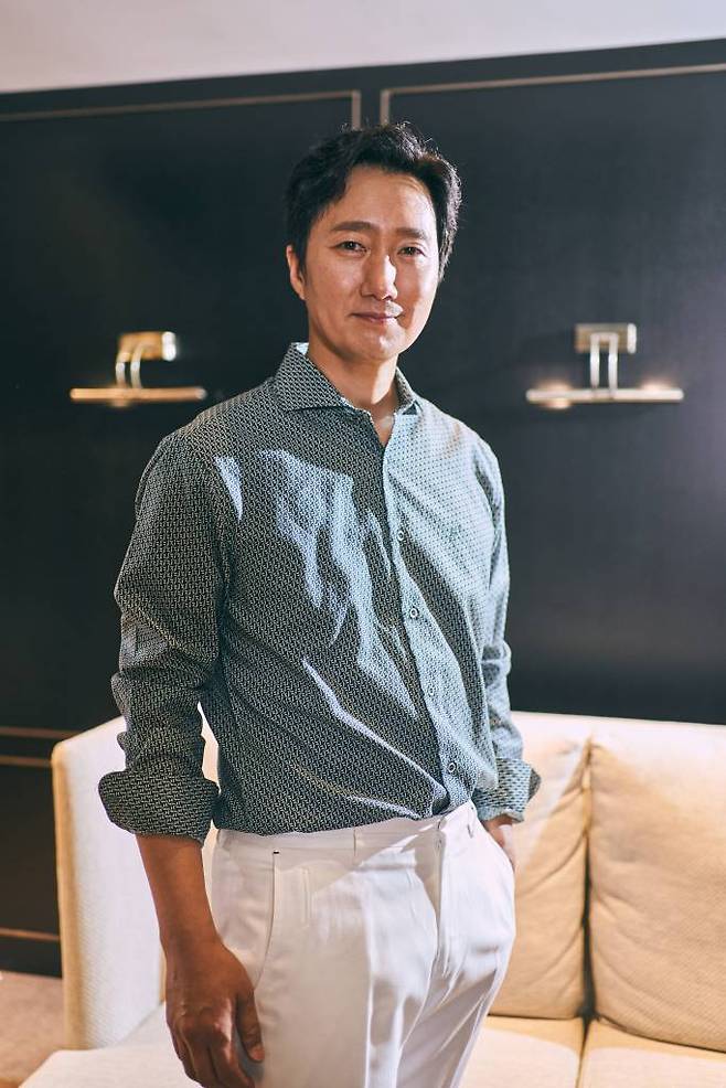 영화 '헤어질 결심'(감독 박찬욱)의 배우 박해일이 인터뷰를 위해 포즈를 취하고 있다. 산에서 벌어진 변사 사건을 수사하게 된 형사 해준(박해일 분)이 사망자의 아내 서래(탕웨이 분)를 만나고 의심과 관심을 동시에 느끼며 시작되는 이야기를 그린 영화 '헤어질 결심'은 오는 29일 개봉된다. /2사진제공=CJENM 022.06.24 /사진=이동훈 기자 photoguy@