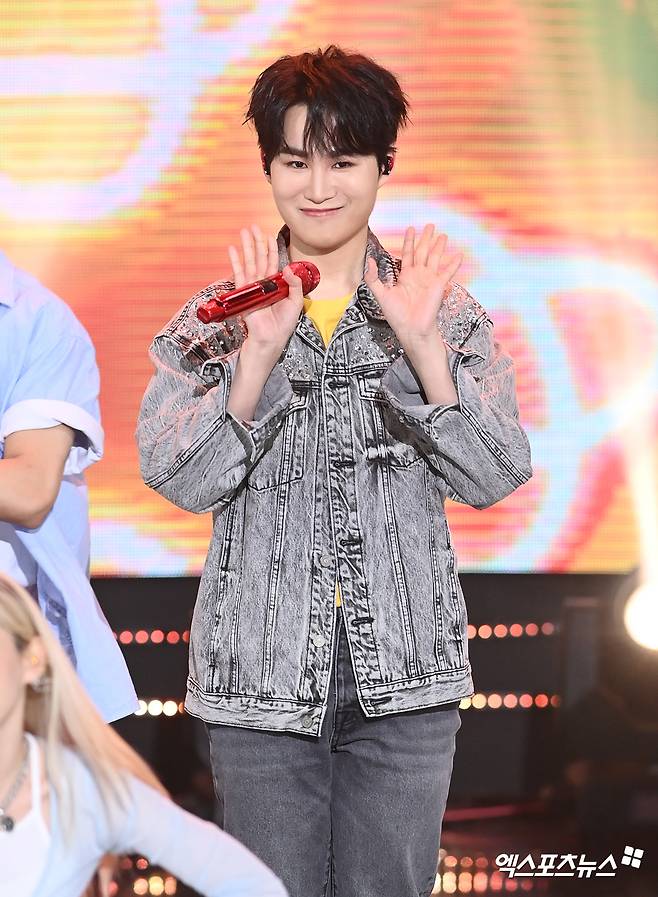 Sky & M, a subsidiary, filed a lawsuit against the performance agency Moko ENT for failing to pay the concert fee.Fans are curious about Kim Hie-jaes position, which did not open his mouth directly amid deepening conflicts.Last month, Kim Hie-jae agency Sky & M submitted a contract invalidation to the Eastern District Court of Seoul, saying, We did not pay five of the eight performances promised by performance agency Moko ENT.Moko ENT said it had paid the previous three episodes of the performance fee, and distributed an official statement saying, Kim Hie-jae did not participate in the practice once, and was not cooperative in providing and promoting sound sources for the preparation of Concert.Nevertheless, the conflict deepened, and Sky & M said in a fan cafe that the Morco ENT performance agency and the performance invalidation lawsuit are underway in connection with Kim Hie-jaes tour performance.Moko ENT said, We hope to be an honorable concert to find the trust that has collapsed by cooperating with the performance staff who are still waiting for their work and the fans who expected Concert.However, SkyE & M stuck to its cancel of the performance.For that reason, I decided that the participation of the concert, which was carried out by a performance agency that lost trust, eventually would be harmed by The Artist.Fans are feeling tired in the ongoing battle, especially SkyE & M, which avoids all contact and is only opening its mouth through official fan cafes.Some are asking for the voice of Kim Hie-jae, who is hidden behind his agency.In addition, fans were worried that the cancellation of the concert, which is less than two weeks away, would be a disgrace to follow like a lifetime tag.In particular, it was pointed out that the reason is money.SkyE & M has received all eight of its payouts, but it is insisting on canceling the performance and avoiding contact with Moko ENT.On the 29th of last month, fans said, The only boy-coated joy is not a fan of Kim Hie-jae.Many of our fans who watched this album and Concert case with their breath, also released a statement saying, We support Kim Hie-jaes second Concert.Kim Hie-jae, who released his first full-length album Hee Jae () on the 27th of last month.With the concert conflict deepening at the time of active activity, fans are tired, and Kim Hie-jae will be able to open his mouth.Photo = DB