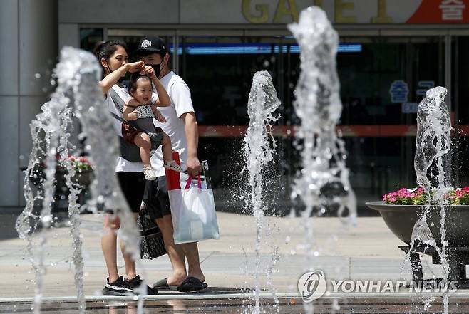 폭염 속 분수, 아이는 방긋 (광주=연합뉴스) 조남수 기자 = 전국 대부분 지역에 폭염 특보가 발효된 1일 광주 서구 김대중컨벤션센터에서 한 가족이 시원하게 내뿜는 바닥분수 물줄기 바라보며 더위를 식히고 있다. 2022.7.1 iso64@yna.co.kr