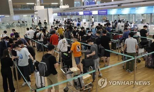 재작년 7월 베트남 특별입국을 위해 인천공항 출국장에서 줄서 있는 기업인들 [연합뉴스 자료사진. 재판매 및 DB 금지]