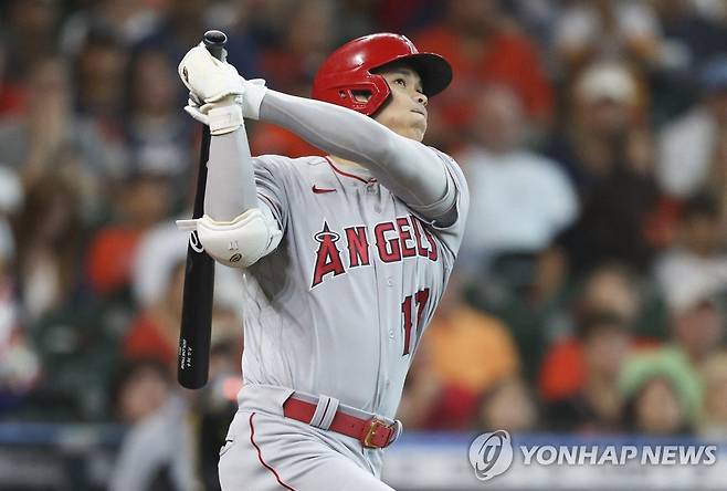 오타니, 시즌 18호 홈런 (휴스턴 USA투데이스포츠/로이터=연합뉴스) 오타니 쇼헤이가 2일(한국시간) 미국 텍사스주 휴스턴의 미닛메이드파크에서 열린 휴스턴 애스트로스와의 방문 경기, 1회초 솔로 홈런을 치고 있다.