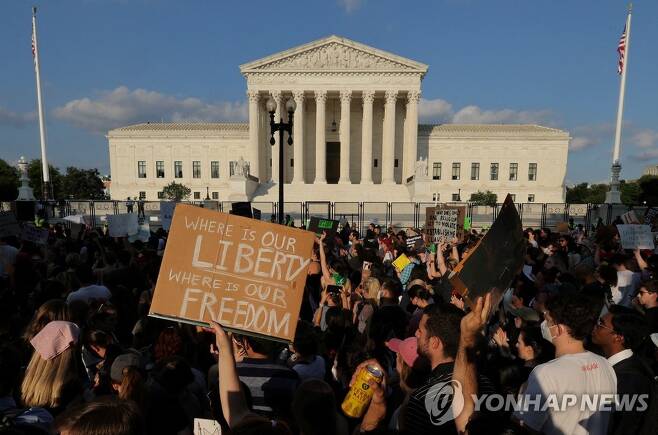 지난 24일 낙태권을 폐지한 미국 연방 대법원 앞에 모인 군중  [로이터 연합뉴스 자료사진. 재판매 및 DB 금지]