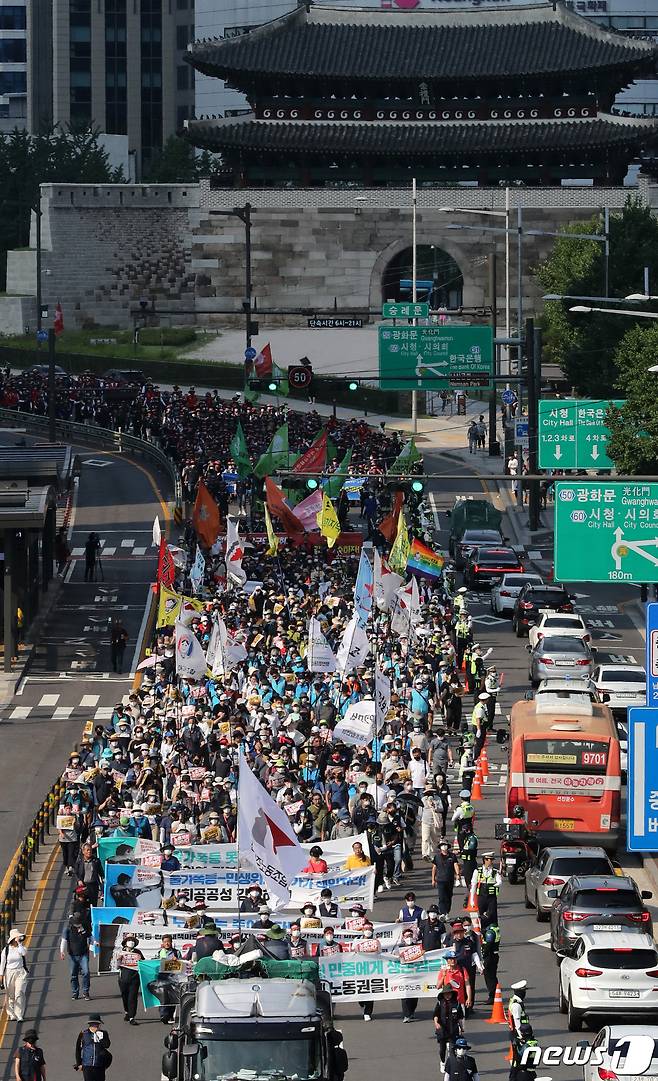 전국민주노동조합총연맹(민주노총) 소속 조합원들이 2일 오후 서울광장과 숭례문 일대에서 열린 '7.2전국노동자대회'에서 대통령집무실이 있는 삼각지역 방향으로 행진하고 있다. 2022.7.2/뉴스1 © News1 구윤성 기자