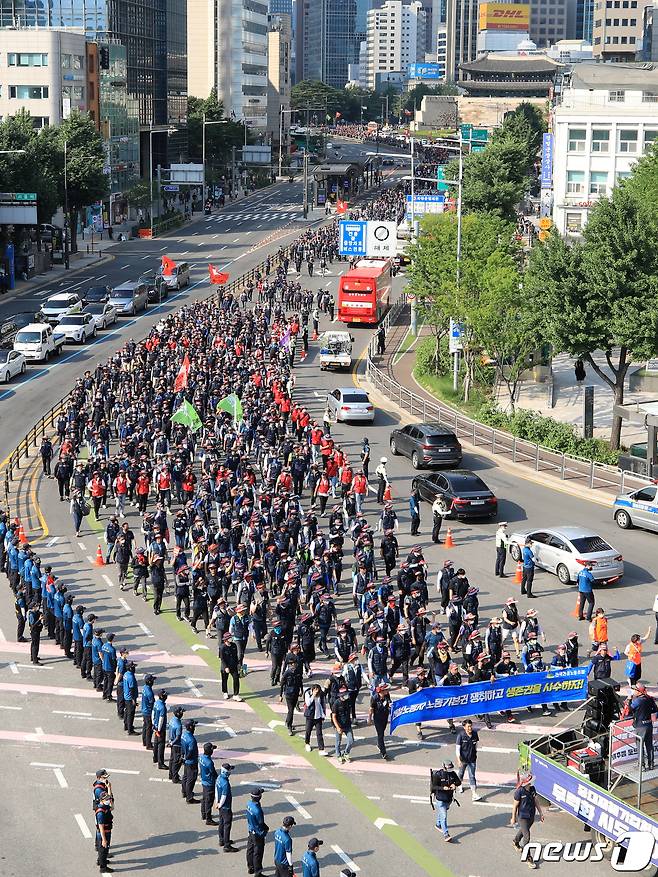 전국민주노동조합총연맹(민주노총) 소속 조합원들이 2일 오후 서울광장과 숭례문 일대에서 열린 '7.2전국노동자대회'에서 대통령집무실이 있는 삼각지역 방향으로 행진하고 있다. 2022.7.2/뉴스1 © News1 구윤성 기자