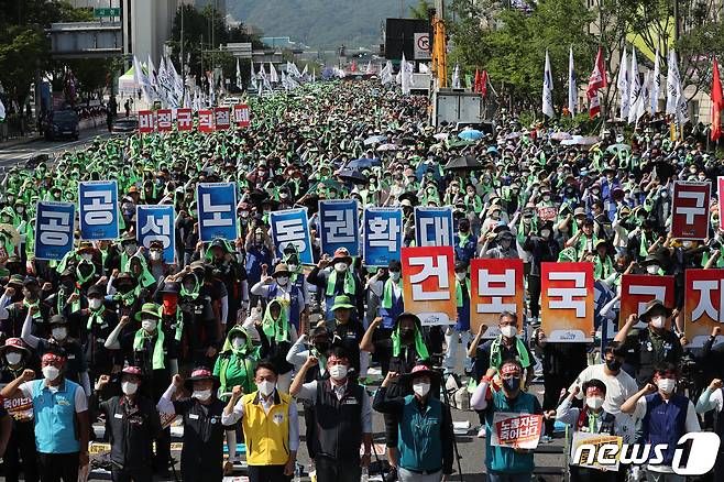 전국민주노동조합총연맹(민주노총) 소속 조합원들이 2일 오후 서울광장과 숭례문 일대에서 열린 '7.2전국노동자대회'에서 임금·노동시간 후퇴 저지, 비정규직 철폐, 물가 안정 대책 등을 촉구하고 있다. 2022.7.2/뉴스1 © News1 구윤성 기자