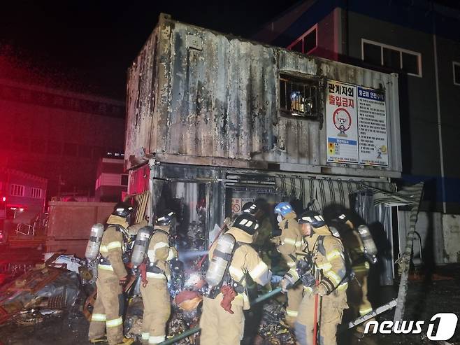 2일 오후 11시13분쯤 부산 사하구 장림동 한 공장에서 폐기물을 보관하던 컨테이너에서 불이 났다., 사진은 화재 현장.(부산소방재난본부 제공)© 뉴스1