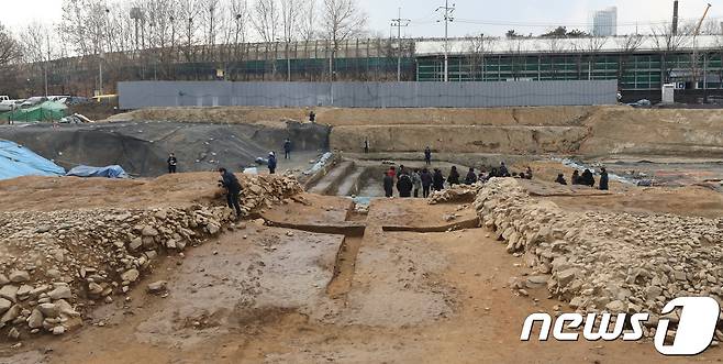 17일 서울 풍납동 토성(사적 제11호) 서성벽에서 '성 외벽 터'가 언론에 공개되고 있다. 문화재청 국립강화문화재연구소(소장 이규훈)는 지난해 9월부터 '서울지역 도성유적 학술조사연구' 사업의 하나로 추진 중인 서울 풍납동 토성의 서성벽 복원지구 내 유적 발굴조사에서 '외벽' 구간을 확인했다고 17일 밝혔다. 서울 풍납동 토성의 서성벽은 그동안 서남벽 일부 구간만이 지표 위에 드러나 있었으며 과거 국립문화재연구소의 소규모 시굴조사와 2003년 삼표사옥 신축예정부지 시굴·발굴조사를 통해 기초 흔적 정도만 확인되었다. 2018.12.18/뉴스1 © News1 허경 기자