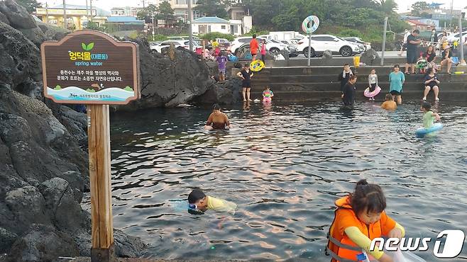 제주의 마을은 해안을 중심으로 형성됐다. 제주가 '동서남북' 어디든 바다로 둘러싸인 '섬'인 이유이기도 있지만, '마실 물'을 구할 수 있는 곳도 바로 해안이기 때문이다. 제주 서귀포시 법환포구의 용천수인 '엉덩물'. © 뉴스1