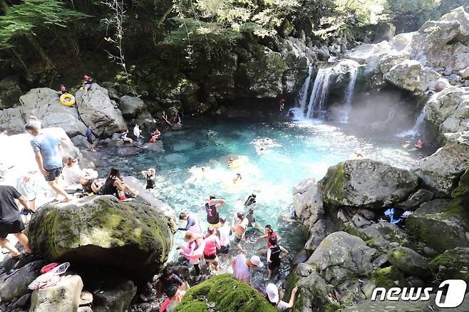 제주 서귀포시 돈내코 계곡 원앙폭포에서 피서객들이 물놀이를 하며 더위를 식히고 있다.2019.7.31/뉴스1 © News1 강승남 기자