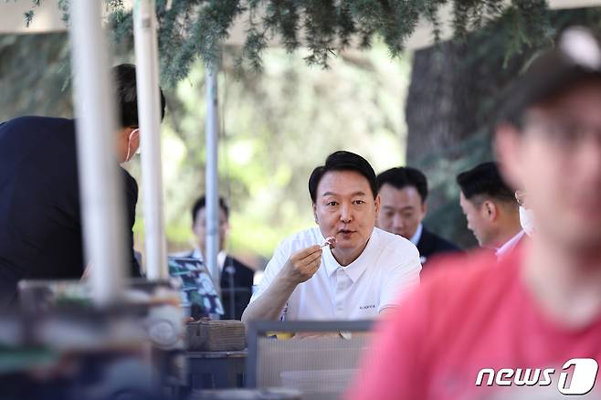 대통령실이 3일 윤석열 대통령과 김건희 여사의 나토(NATO·북대서양조약기구) 정상회의 순방 사진을 추가 공개했다. 사진은 스페인 마드리드 현지 숙소 인근에서 아이스크림을 먹는 윤 대통령의 모습. (대통령실 제공) 2022.7.3/뉴스1 © News1 안은나 기자