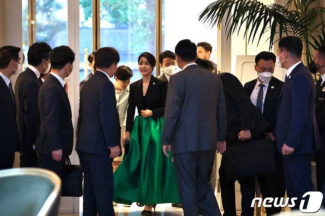 대통령실이 3일 윤석열 대통령과 김건희 여사의 나토(NATO·북대서양조약기구) 정상회의 순방 사진을 추가 공개했다. 사진은 지난달 29일 오후(현지시간) 스페인 마드리드 시내 호텔에서 열린 재스페인 동포 초청 만찬간담회에 참석하는 김 여사의 모습. (대통령실 제공) 2022.7.3/뉴스1 © News1 안은나 기자