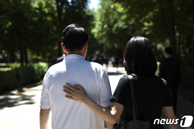 대통령실이 3일 윤석열 대통령과 김건희 여사의 나토(NATO·북대서양조약기구) 정상회의 순방 사진을 추가 공개했다. 사진은 스페인 마드리드 현지 숙소 인근에서 산책하는 윤 대통령 부부의 모습. (대통령실 제공) 2022.7.3/뉴스1 © News1 안은나 기자