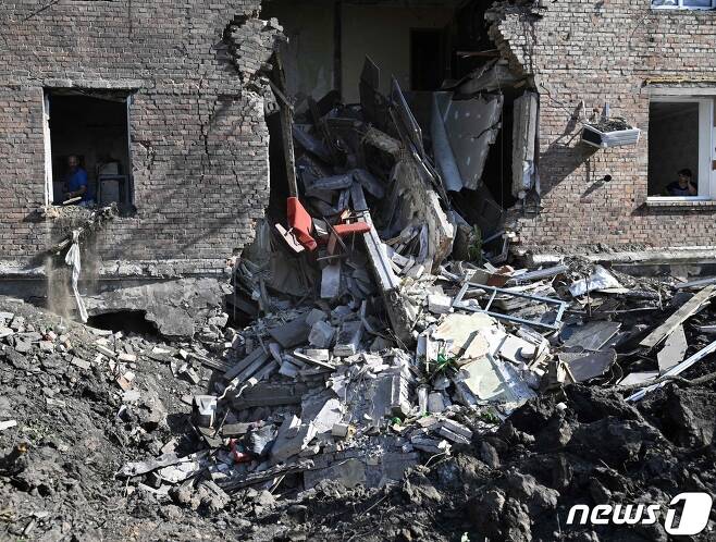 1일(현지시간) 우크라이나 바크무트에서 러시아 군의 미사일 포격을 받아 움푹 파인 아파트가 보인다. © AFP=뉴스1 © News1 우동명 기자