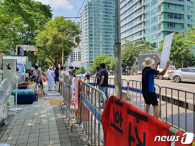 3일 오후 윤석열 대통령 자택 앞에서 문재인 전 대통령의 경남 양산 사저 인근 시위 중단을 촉구하는 집회가 재개되고 있다. 2022.07.03. /뉴스1 © News1 김정현 기자