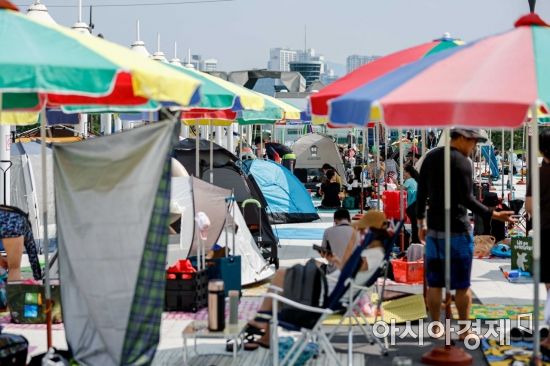 전국 대부분 지역에 폭염특보가 발효된 3일 서울 여의도 한강수영장을 찾은 시민들이 물놀이를하며 더위를 식히고 있다./강진형 기자aymsdream@