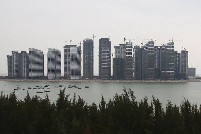 중국 부동산 기업 헝다 그룹이 하이난성 단저우의 인공섬 하이화다오(海花島)에 지은 대규모 아파트 단지를 2019년 11월 19일 촬영한 사진. /AP·차이나토픽스=연합뉴스
