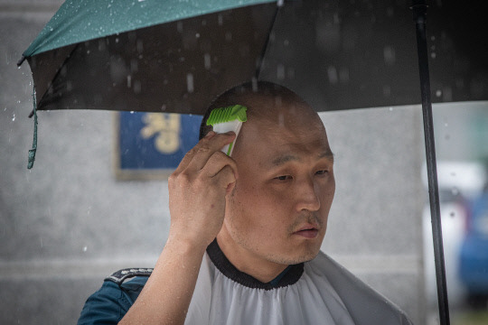 지난 30일 류창민 일산동부경찰서 직장협의회 대표가 경기북부경찰청에서 행정안전부 산하 경찰국 신설에 반대하며 삭발하는 모습. [사진=연합뉴스]