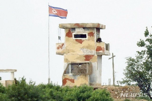 초소에 기대 근무 서는 북한군. 뉴시스
