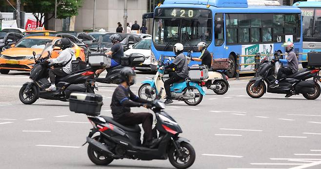 서울 시내의 한 교차로를 통과하는 오토바이 모습들.(연합뉴스)