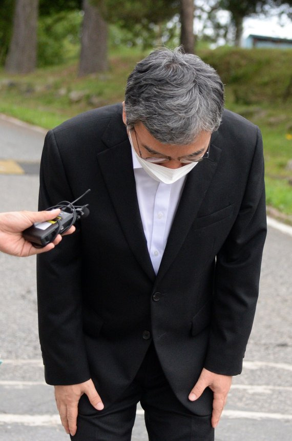 이스타항공 자금 배임·횡령으로 전주교도소에 수감됐었던 이상직 전 의원이 지난달 30일 전북 전주시 전주교도소에서 보석으로 석방돼 고개 숙여 인사하고 있다. 뉴시스 제공