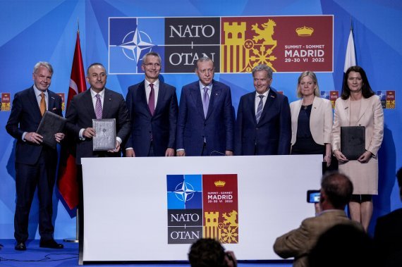 [마드리드=AP/뉴시스] 레제프 타이이프 에르도안(가운데) 튀르키예 대통령이 지난잘 28일 스페인 마드리드에서 핀란드와 스웨덴의 북대서양조약기구(NATO·나토) 가입을 지지하는 양해각서에 서명 후 기념 촬영을 하고 있다. 앞서 유엔은 지난달 튀르키예로 국명을 변경하려는 터키의 요청을 승인했다.
