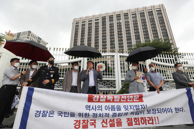 경찰 직장협의회 소속 경찰관과 일선 경찰관이 6월27일 오전 행정안전부가 있는 서울 종로구 정부서울청사 앞에서 “정치적 중립의 헌법적 가치를 훼손하는 행안부 경찰국 부활 추진을 즉각 철회하라”고 촉구하고 있다. 강창광 선임기자 chang@hani.co.kr