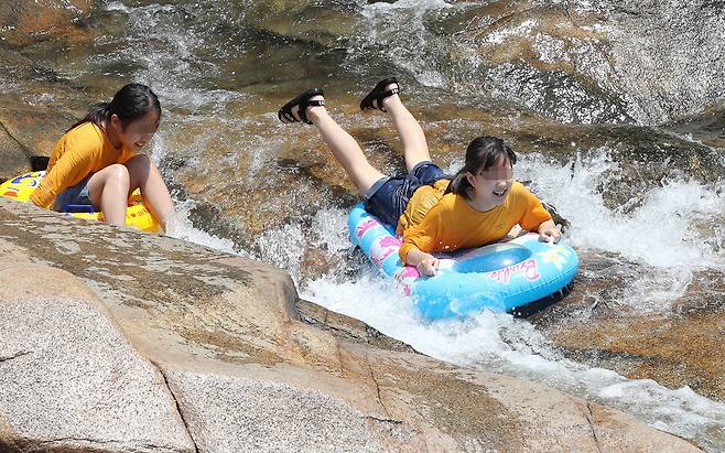장마 뒤 찾아온 폭염을 맞이한 3일 오후 안양예술공원 계곡을 찾은 어린이들이 물놀이를 하며 더위를 식히고 있다. 신소영 기자 viator@hani.co.kr