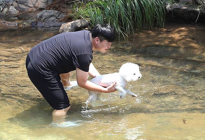 장마 뒤 찾아온 폭염을 맞이한 3일 오후 안양예술공원 계곡을 찾은 시민들이 물놀이를 하며 더위를 식히고 있다. 신소영 기자