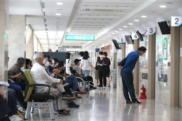 2020년 8월 오전 부산 서구 토성동 부산대병원에서 외래 진료 환자들이 대기하고 있다. 연합뉴스