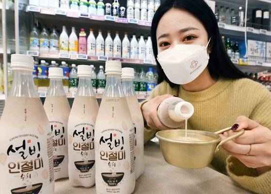 (서울=뉴스1) = 25일 서울 강서구 등촌동 홈플러스 강서점에서 모델이 ‘설빙 인절미순희’ 막걸리를 선보이고 있다. ‘설빙 인절미순희’ 막걸리는 디저트카페 ‘설빙’과 주류전문기업 ‘보해양조’가 협업해 선보이는 제품으로 설빙의 시그니처 메뉴 인절미빙수의 콩가루와 100% 우리쌀 순희 막걸리의 깔끔함이 잘 어우러져 특유의 달달-고소한 맛을 잘 살린 것이 특징이다. (홈플러스 제공)2022.3.25/뉴스1