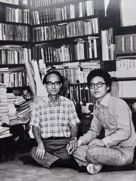 1978년 박영욱(오른쪽)씨가 아버지 박두진 시인의 방에서 찍은 사진. [사진 박영욱]