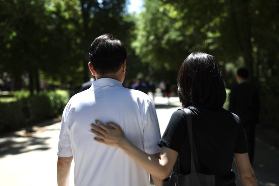 대통령실이 3일 윤석열 대통령과 김건희 여사의 나토(NATO·북대서양조약기구) 정상회의 순방 사진을 추가 공개했다. 사진은 28일 오전(현지시간) 스페인 마드리드 현지 숙소 인근 레티로 공원을 산책하는 윤 대통령 부부의 모습. [사진 대통령실]