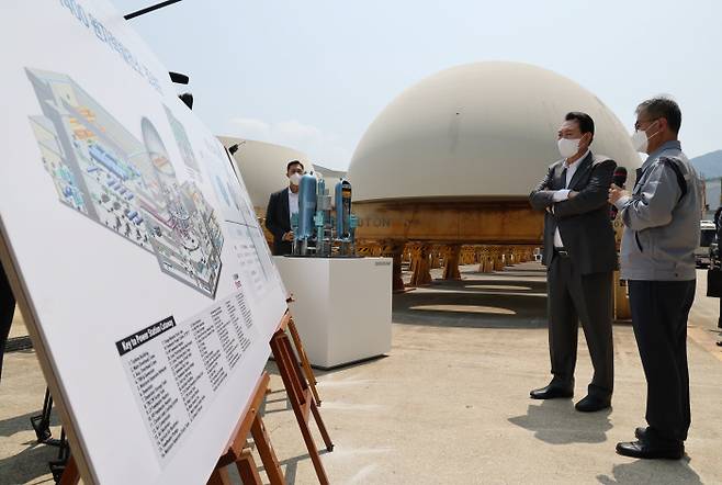 윤석열 대통령이 지난 6월 22일 경남 창원시 두산에너빌리티를 방문해 신한울 3·4호기 원자로와 증기발생기용 주단소재 보관장에서 한국형원전 APR1400에 대한 설명을 듣고 있다. / 연합뉴스