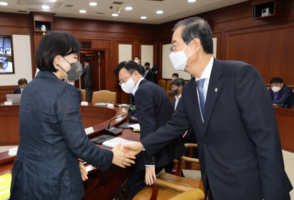 한덕수 국무총리가 30일 정부서울청사에서 열린 국정현안점검조정회의에 참석해 사퇴 압박 속에서 회의에 참석한 전현희 국민권익위원장과 악수하고 있다. 연합뉴스