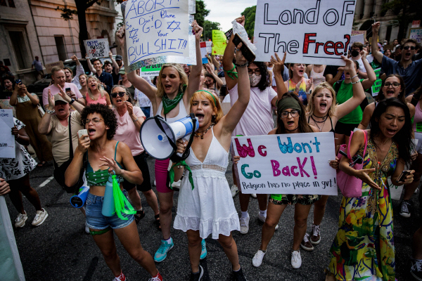 지난달 26일(현지시간) 낙태권 옹호론자들이 미국 워싱턴DC에서 구호를 외치며 시위를 벌이고 있다. 연합뉴스