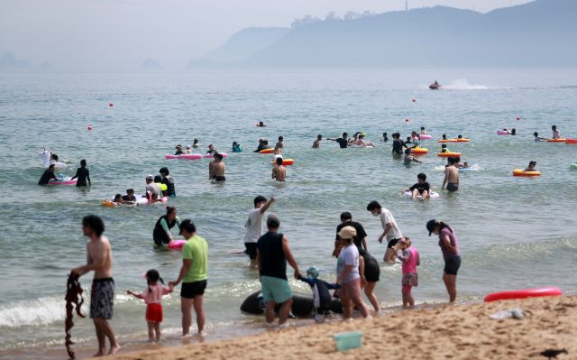 전국적으로 무더운 날씨를 보인 3일 오후 부산 해운대해수욕장이 개장 후 첫 주말을 맞아 붐비고 있다. 연합뉴스