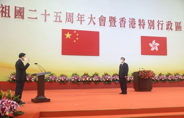 홍콩 주권 반환 25주년이었던 지난 1일 홍콩컨벤션센터에서 열린 기념행사에서 존 리 신임 행정장관이 시진핑 중국 국가주석 앞에서 취임 선서를 하고 있다. 신화연합뉴스
