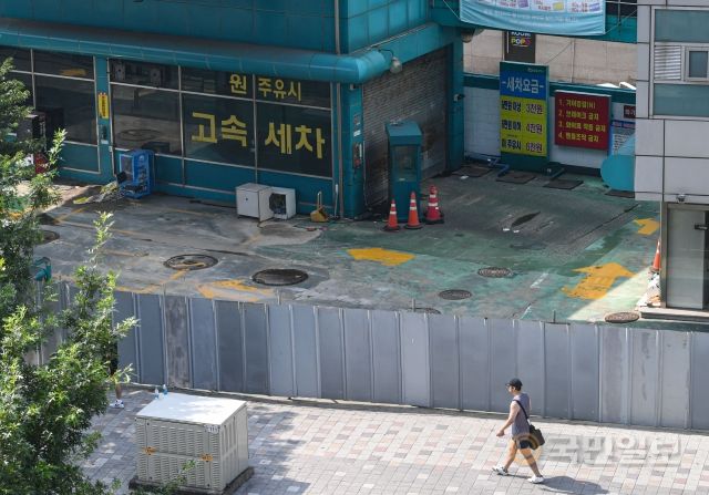 3일 서울 동작구의 한 주유소가 폐업해 철제 담벼락으로 막혀 있다.