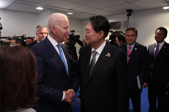 대통령실이 3일 윤석열 대통령과 김건희 여사의 나토(NATO·북대서양조약기구) 정상회의 순방 사진을 추가 공개했다. 사진은 지난달 29일 오후(현지시간) 스페인 마드리드 이페마 국제회의장에서 한미일 정상회담 전 조 바이든 미국 대통령과 악수하는 윤 대통령의 모습. (대통령실 제공)/사진=뉴스1