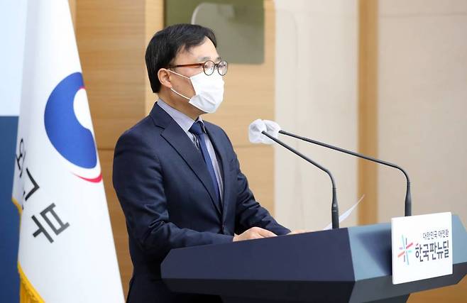 [서울=뉴시스] 배훈식 기자 = 최영삼 외교부 대변인이 8일 오후 서울 종로구 정부서울청사 별관 브리핑실에서 정례브리핑을 하고 있다. 최 대변인은 우크라이나 의용군에 합류한 이근 전 대위와 관련 법무부 등 관계부처와의 협의를 통해 여권에 대한 행정제재를 진행 중이라며 향후 여권법 위반 관련 형사 고발도 추진할 예정이라고 말했다. 2022.03.08.