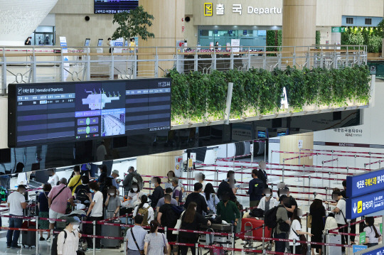 지난 1일 서울 강서구 김포공항 국제선 청사에서 이용객들이 일본 도쿄 하네다공항으로 향하는 전일본공수 항공편 탑승 수속을 위해 차례를 기다리고 있다. 연합뉴스