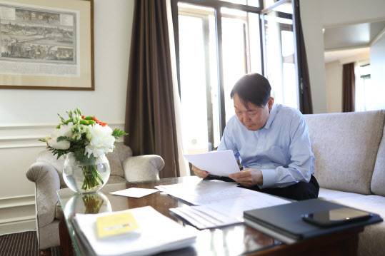 대통령실은 북대서양조약기구(NATO·나토) 정상회의에 참석한 윤석열 대통령이 스페인 마드리드 시내에 위치한 호텔에서 자료를 검토하는 사진을 3일 공개했다. [연합]