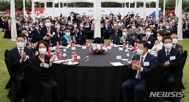 [서울=뉴시스] 전신 기자 = 25일 서울 용산 대통령실 청사 앞 잔디광장에서 열린 2022 대한민국 중소기업인대회에서 5대 그룹 총수 등 참석자들이 윤 대통령 격려사에 박수 보내고 있다. 2022.05.25. photo1006@newsis.com