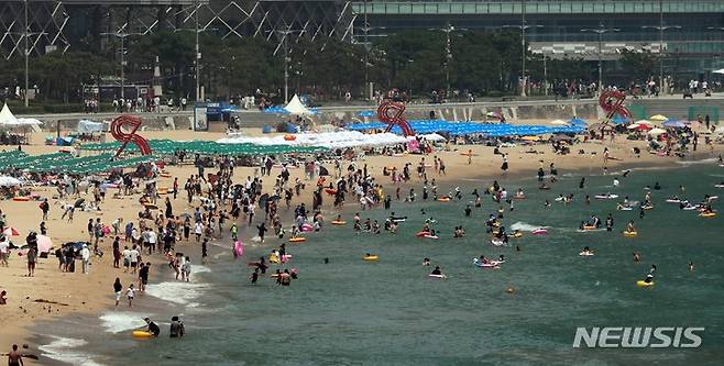 [부산=뉴시스] 하경민 기자 = 부산 7개 해수욕장이 전면 개장한 이후 첫 휴일인 3일 해운대해수욕장을 찾은 시민과 관광객들이 물놀이를 즐기고 있다. 2022.07.03. yulnetphoto@newsis.com