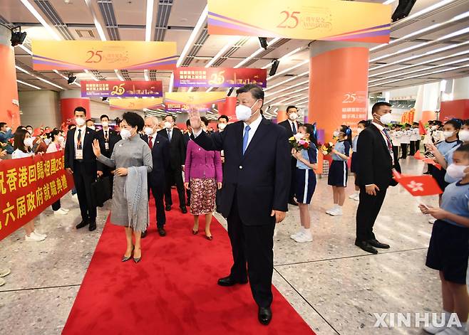 [홍콩=신화/뉴시스] 시진핑 중국 국가주석과 부인 펑리위안 여사가 6월 30일 홍콩에 도착해 환영 인파를 향해 손을 흔들고 있다. 시 주석 부부는 홍콩 반환 25주년 기념식 참석차 전용열차로 홍콩 서구룡역에 도착했다. 2022.07.01