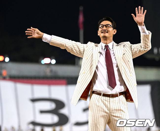 [OSEN=잠실, 이대선 기자] LG가 롯데를 꺾고 6연속 위닝시리즈에 성공했다. LG는 프랜차이즈 스타 박용택의 은퇴식 경기에서 승리, 축제 분위기를 만들었다.&nbsp;&nbsp;경기 후 열린 LG 박용택의 은퇴식 및 영구결번식이 열렸다.박용택이 관중석을 향해 인사를 하고 있다. 2022.07.03 /sunday@osen.co.kr
