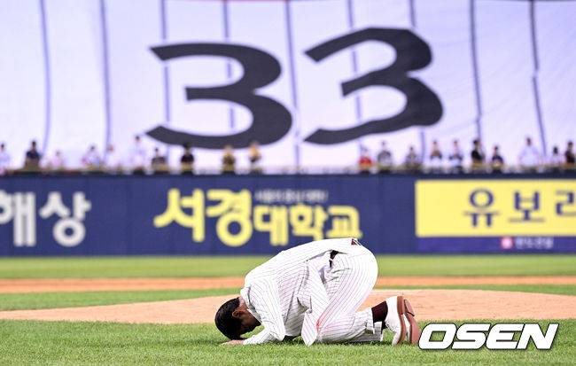 [OSEN=잠실, 이대선 기자] LG가 롯데를 꺾고 6연속 위닝시리즈에 성공했다. LG는 프랜차이즈 스타 박용택의 은퇴식 경기에서 승리, 축제 분위기를 만들었다.&nbsp;&nbsp;경기 후 열린 LG 박용택의 은퇴식 및 영구결번식이 열렸다.박용택이 관중석을 향해 인사를 하고 있다. 2022.07.03/sunday@osen.co.kr