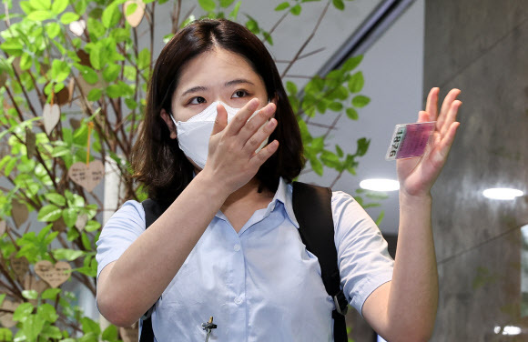 박지현 전 더불어민주당 비상대책위원장이 1일 서울 여의도 국회 의원회관에서 열린 그린벨트 결과 공유 파티 ‘용감한 여정’에 참석하며 취재진 질문에 답하고 있다. 공동취재